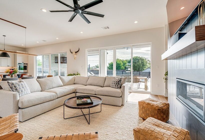 Luxe Texas Retreat W/ Dock Access   Near Lake Lbj!