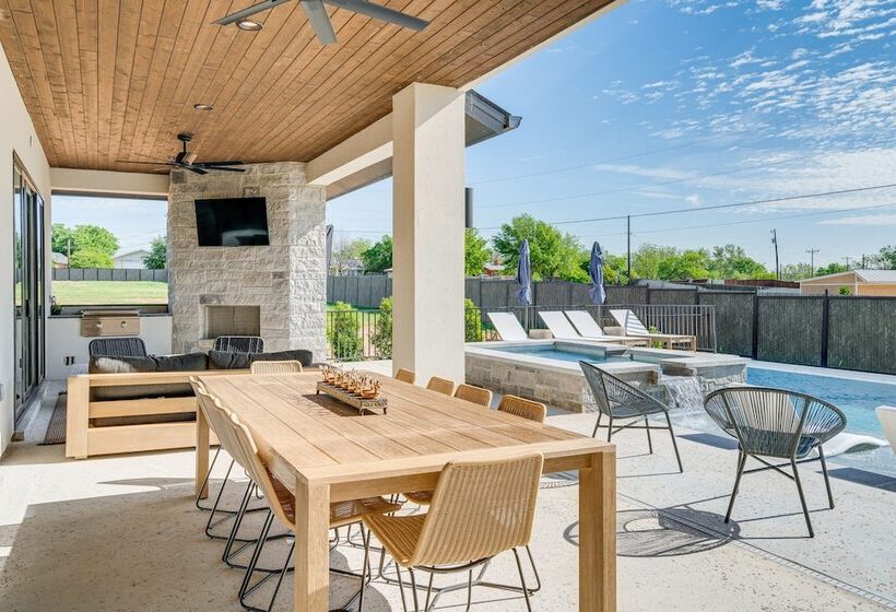 Luxe Texas Retreat W/ Dock Access   Near Lake Lbj!