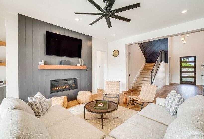 Luxe Texas Retreat W/ Dock Access   Near Lake Lbj!