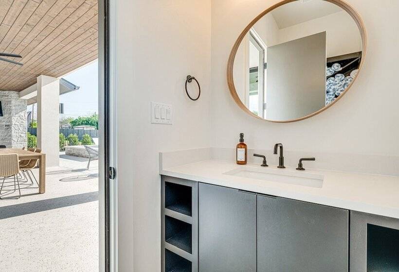 Luxe Texas Retreat W/ Dock Access   Near Lake Lbj!