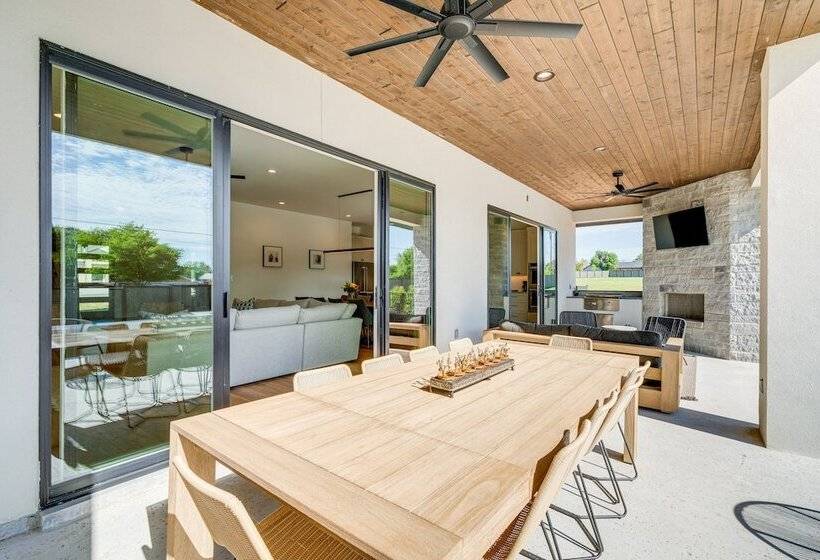 Luxe Texas Retreat W/ Dock Access   Near Lake Lbj!