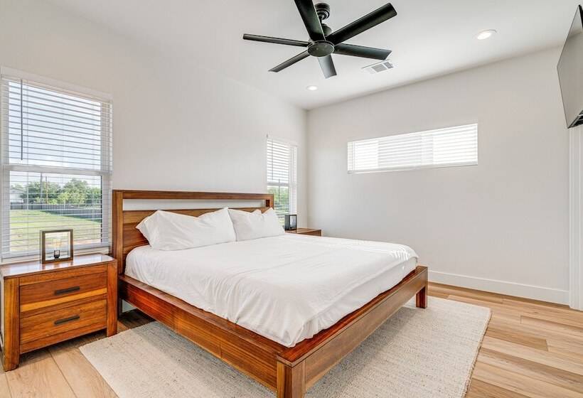 Luxe Texas Retreat W/ Dock Access   Near Lake Lbj!