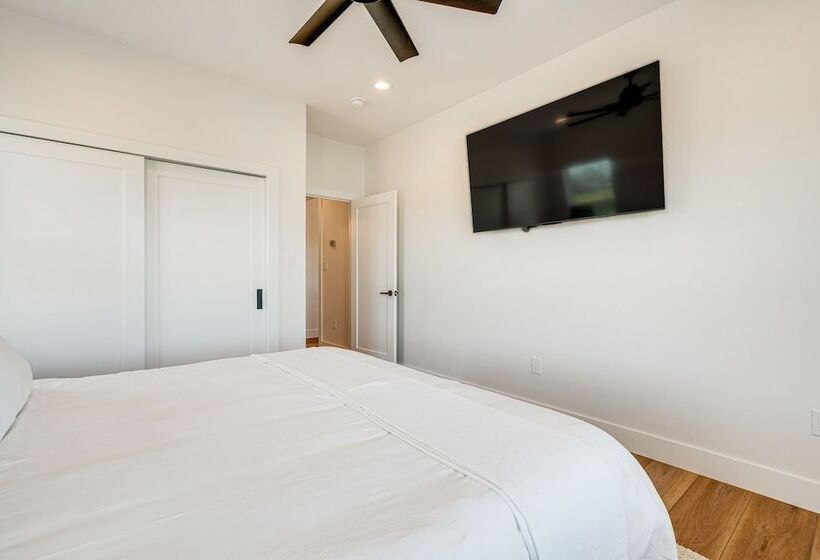 Luxe Texas Retreat W/ Dock Access   Near Lake Lbj!