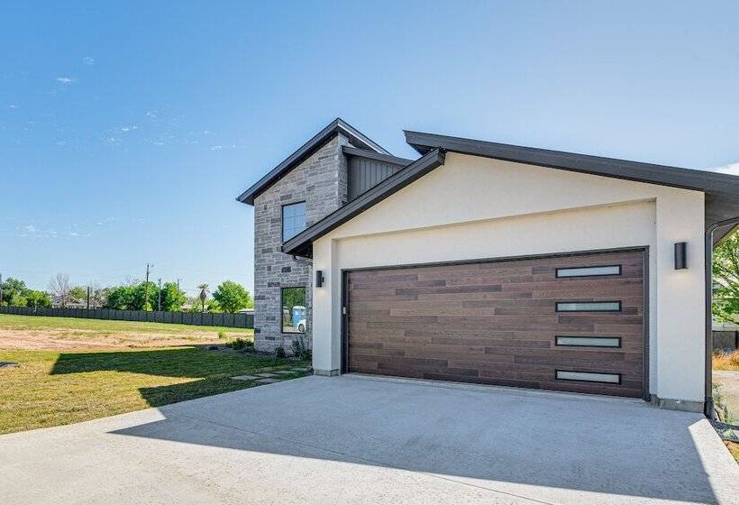 Luxe Texas Retreat W/ Dock Access   Near Lake Lbj!