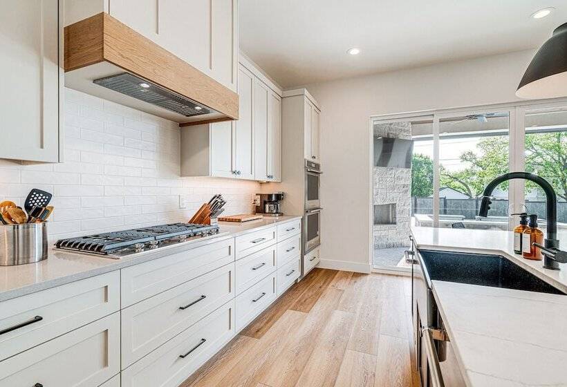 Luxe Texas Retreat W/ Dock Access   Near Lake Lbj!