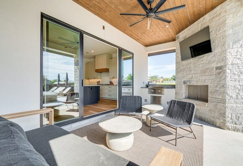 Luxe Texas Retreat W/ Dock Access   Near Lake Lbj!