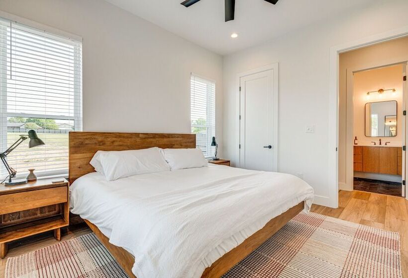 Luxe Texas Retreat W/ Dock Access   Near Lake Lbj!