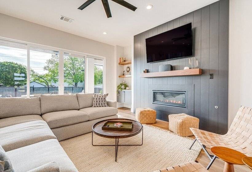 Luxe Texas Retreat W/ Dock Access   Near Lake Lbj!