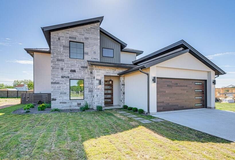 Luxe Texas Retreat W/ Dock Access   Near Lake Lbj!