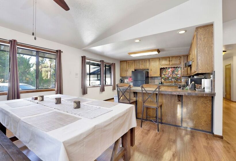 Maple Leaf Retreat #2330