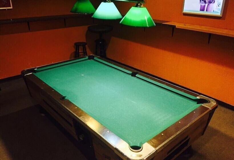 فندق على الطريق Mile Zero Motor Inn