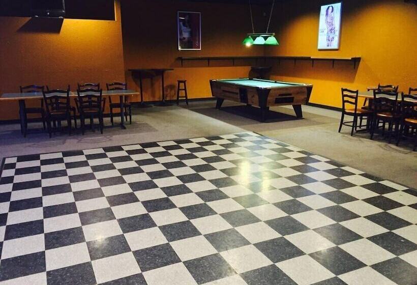 فندق على الطريق Mile Zero Motor Inn