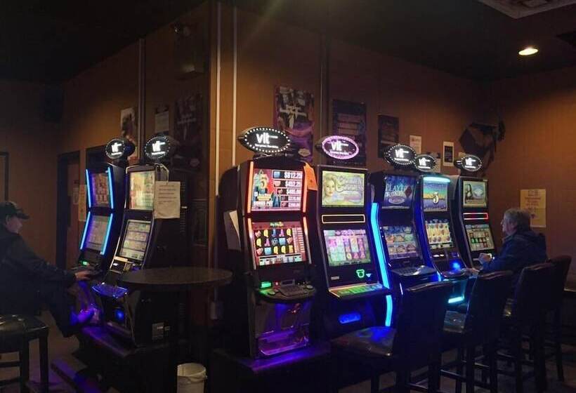 فندق على الطريق Mile Zero Motor Inn