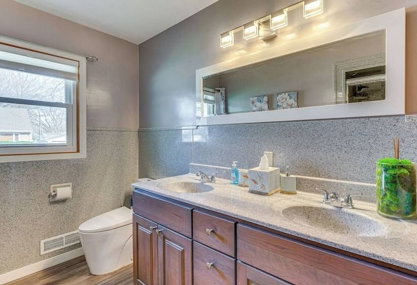 Newly Remodeled Home In Storm Lake W/ Private Yard