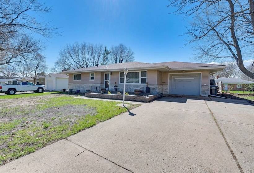 Newly Remodeled Home In Storm Lake W/ Private Yard