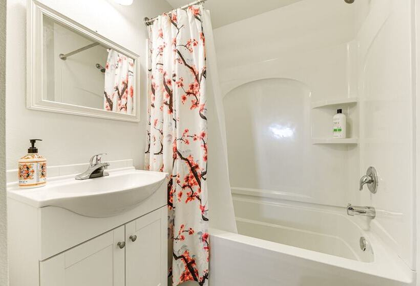 Pet Friendly Home: 29 Mi To Olympic National Park!