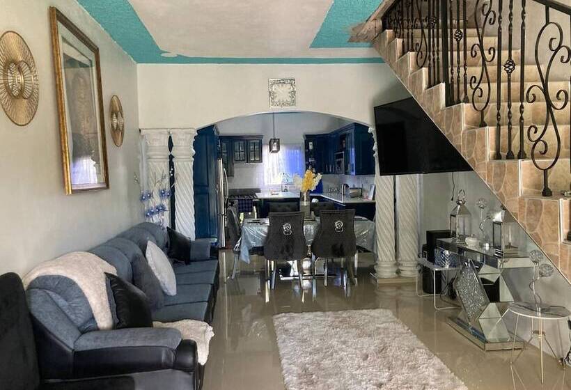 住所  1 Bedroom Blissful Retreat   A/c & Private Garden