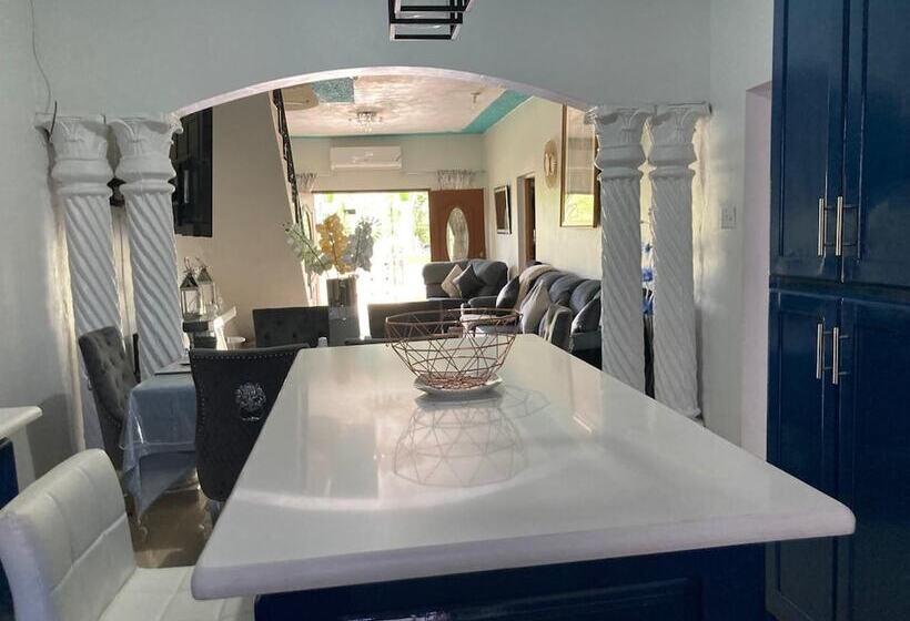 住所  1 Bedroom Blissful Retreat   A/c & Private Garden