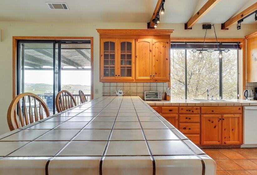 Secluded Home In The Heart Of Wine Country!