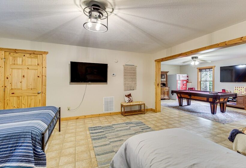 Spacious Talking Rock Cabin: Game Room, Fire Pit!