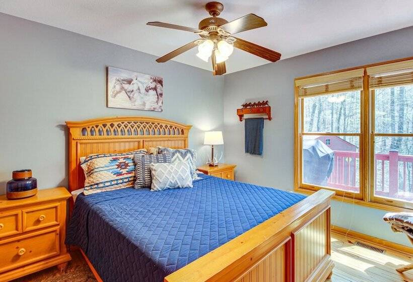 Spacious Talking Rock Cabin: Game Room, Fire Pit!