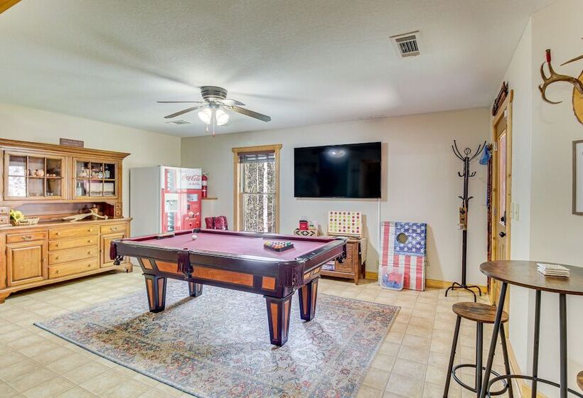 Spacious Talking Rock Cabin: Game Room, Fire Pit!