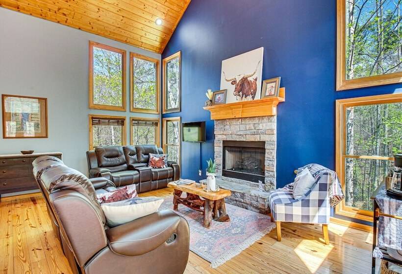 Spacious Talking Rock Cabin: Game Room, Fire Pit!