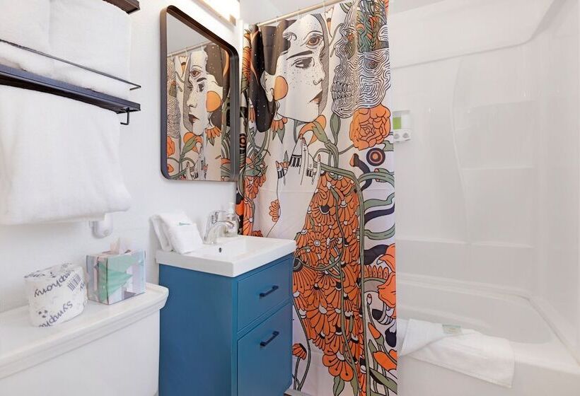 The Bear Bauhaus #2106