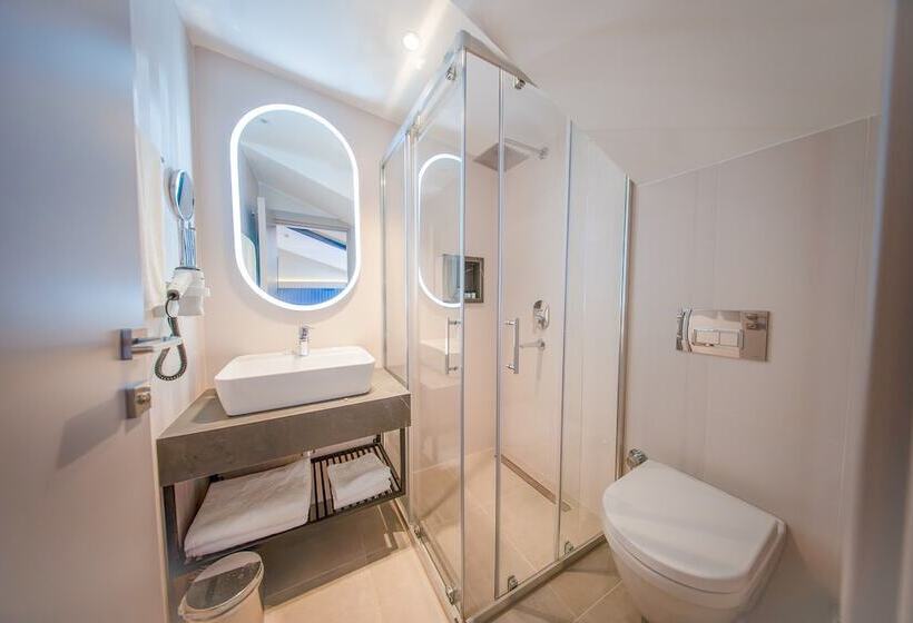 هتل The Palm Bosphorus