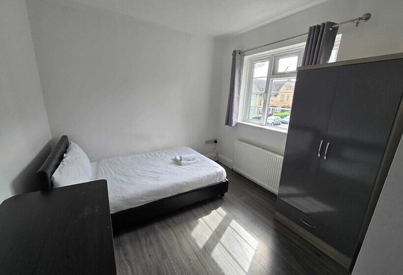 ペンション Room In Guest Room   Limehouse Townhomes Modern Spacious Serviced En Suite Room With A Garden View