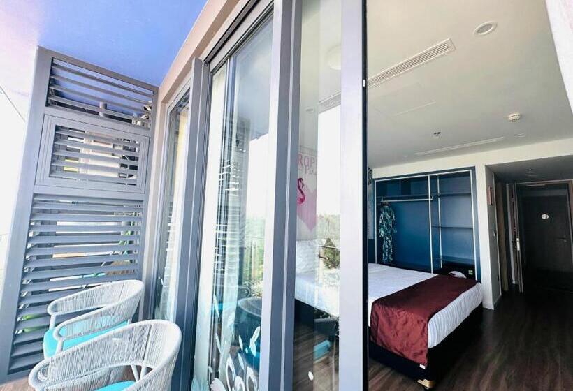 هتل Flamingos Ibiza Hải Tiến Tầng Cao Nhìn Trọn View Biển Hải Tiến