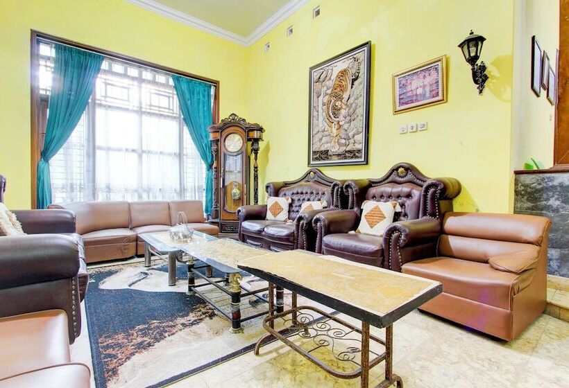 호텔 Oyo 94009 Homestay Ndalem Kademangan