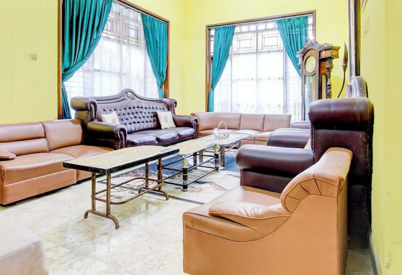 호텔 Oyo 94009 Homestay Ndalem Kademangan