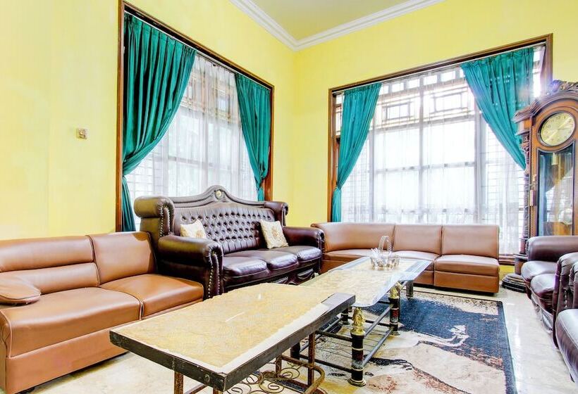 호텔 Oyo 94009 Homestay Ndalem Kademangan