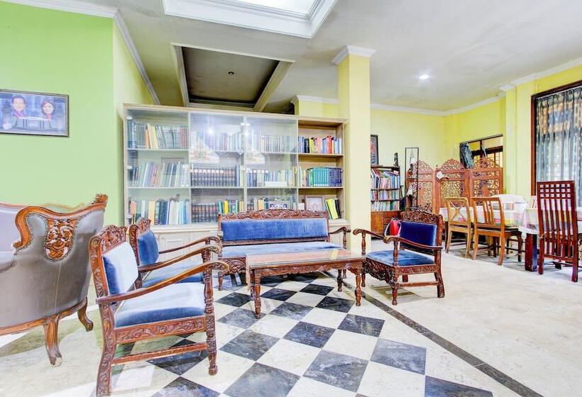 호텔 Oyo 94009 Homestay Ndalem Kademangan