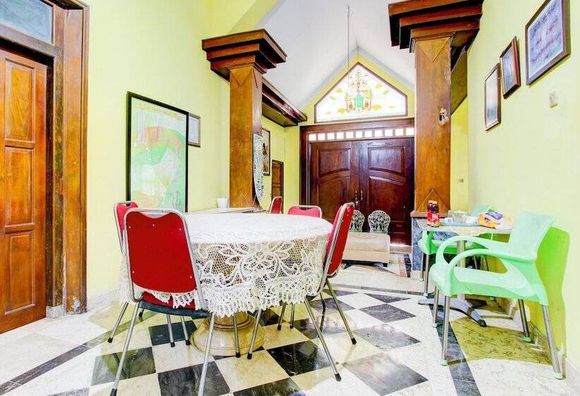 호텔 Oyo 94009 Homestay Ndalem Kademangan