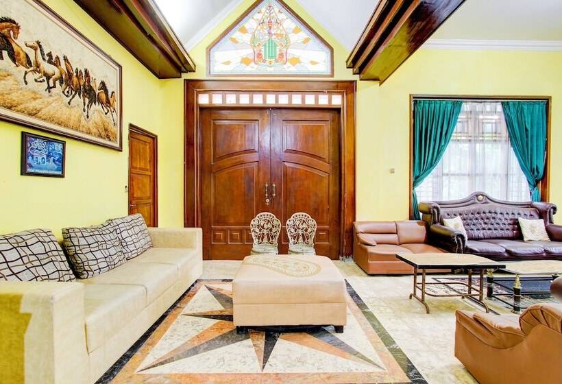 호텔 Oyo 94009 Homestay Ndalem Kademangan