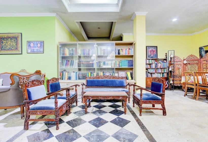 호텔 Oyo 94009 Homestay Ndalem Kademangan