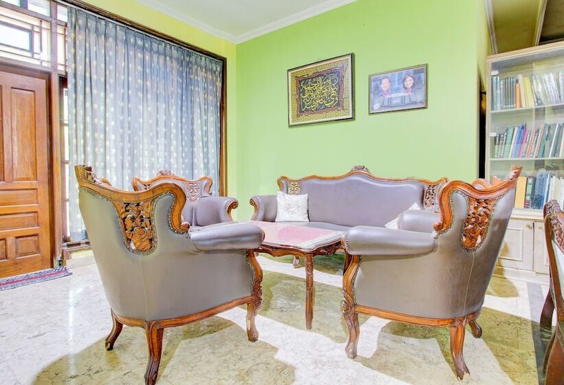 호텔 Oyo 94009 Homestay Ndalem Kademangan