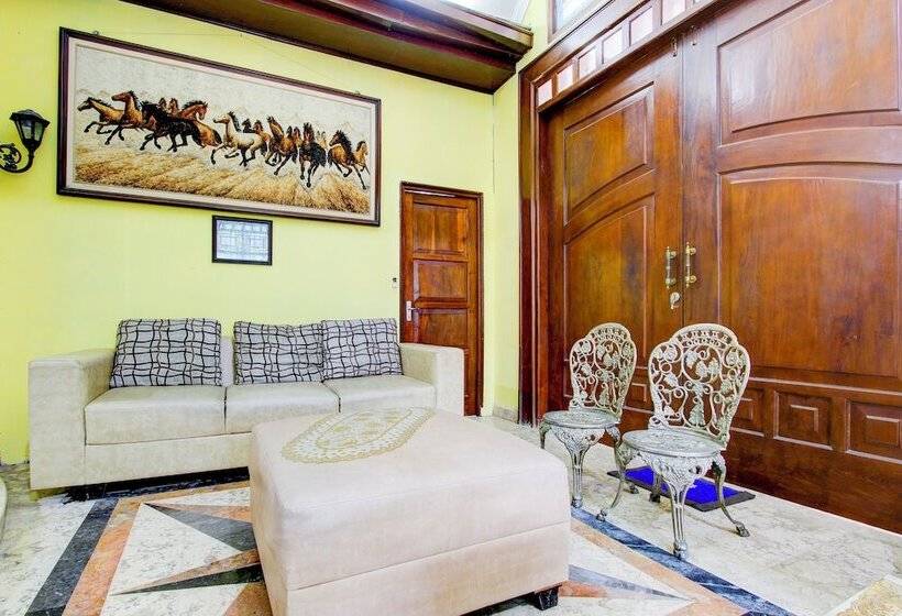 호텔 Oyo 94009 Homestay Ndalem Kademangan