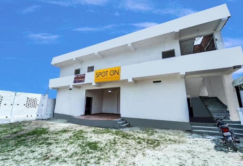 호텔 Spot On 82596 R2