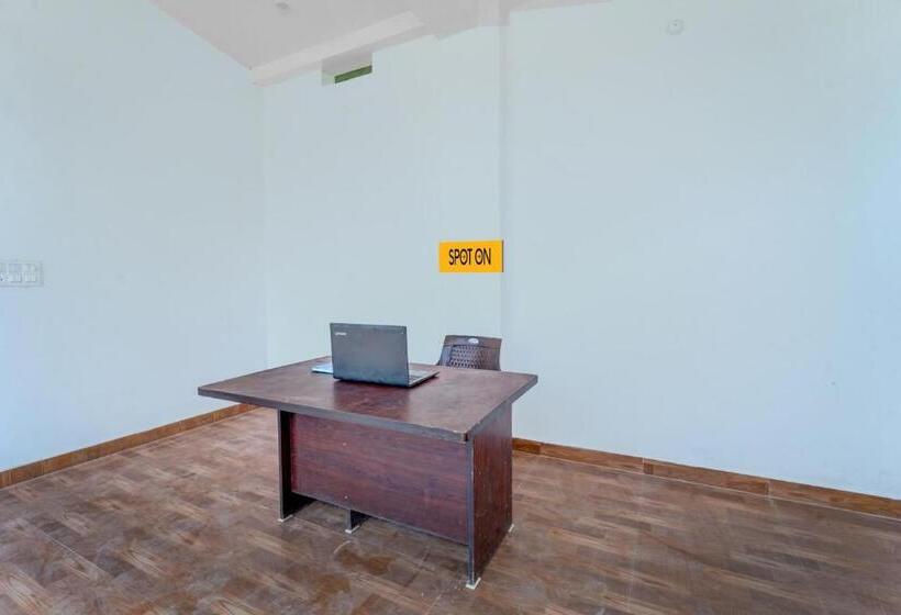 호텔 Spot On 82596 R2