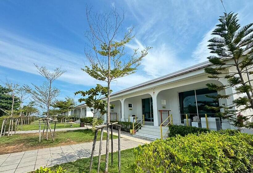 בית מלון כפרי The Toy Beach Resort Rayong