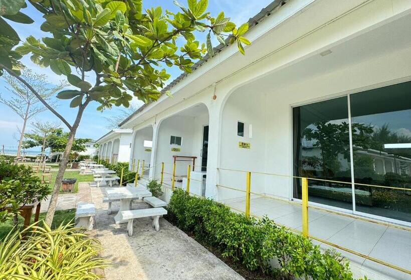בית מלון כפרי The Toy Beach Resort Rayong