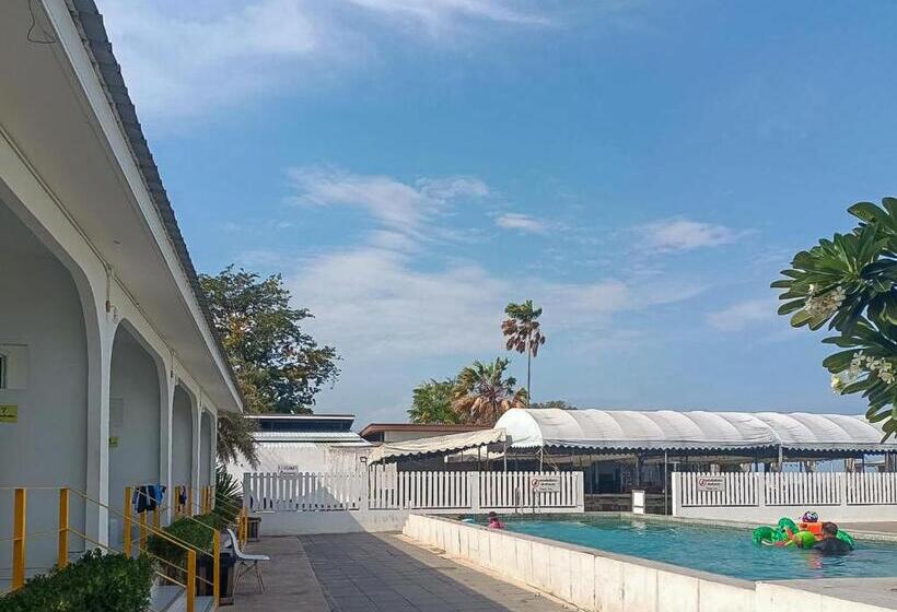 בית מלון כפרי The Toy Beach Resort Rayong