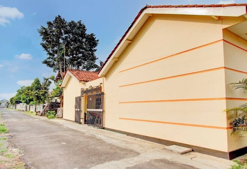 호텔 Spot On 93988 Guest House Wijaya Syariah Near Alun Alun Kota Purwokerto