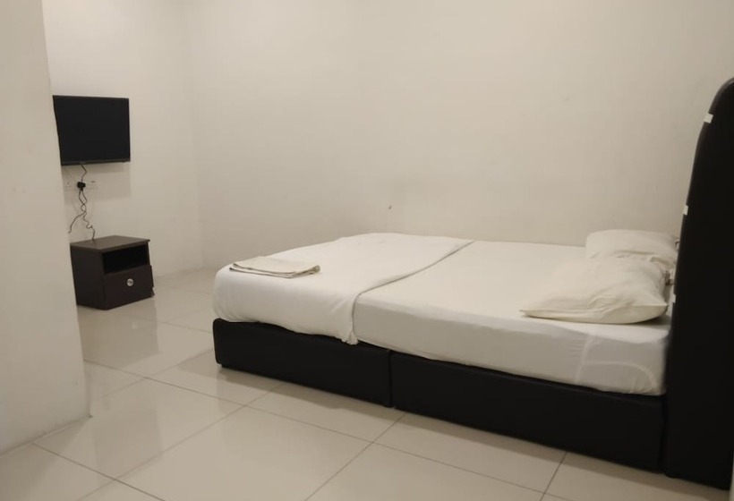 Oyo 90995 Hotel Nk Impian