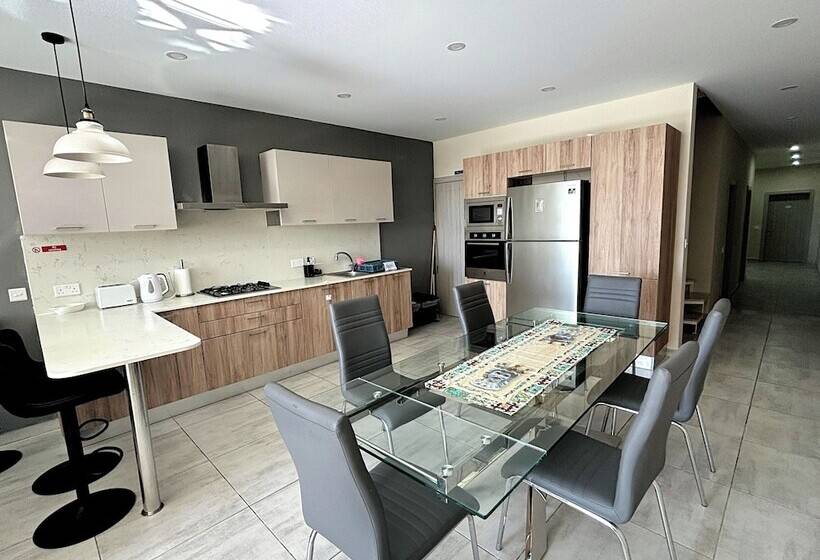 پانسیون All Nations Duplex With Pool