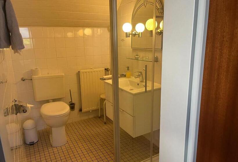 호텔 Weinhaus Serwazi Zenzen