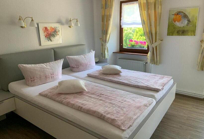 호텔 Weinhaus Serwazi Zenzen